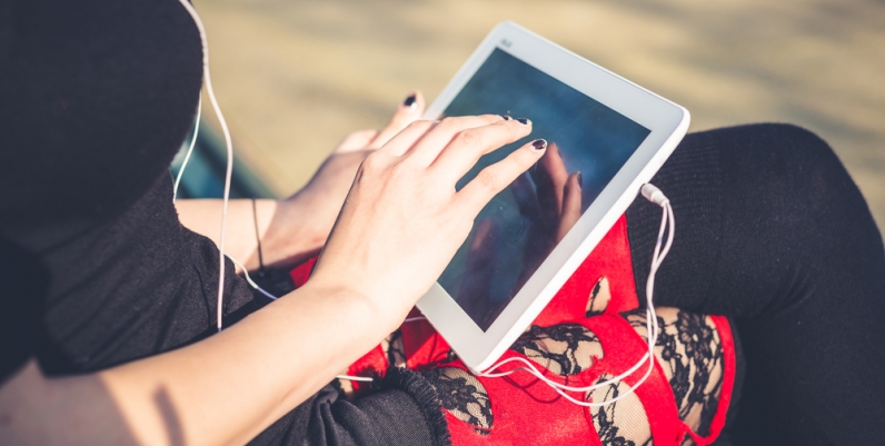 OverDrive Teens Teen girl reading an eBook on a tablet